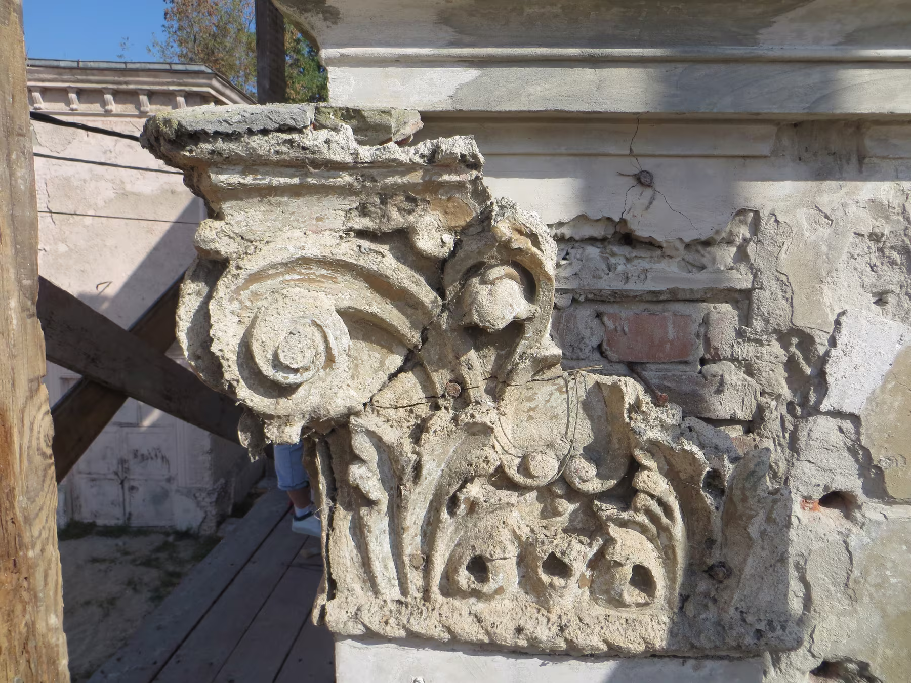 Sulina — restaurare baroc — Capitel degradat
